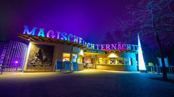 In Großbuchstaben wirbt der Zoopark für die Magischen Lichternächte. Foto: © Thüringer Zoopark Erfurt