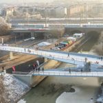 Modern und elegant: Das neue Promenadendeck überspannt mit seinen zwei Brückenästen den Flutgraben und die Stauffenbergallee. Foto: © Stadtverwaltung Erfurt
