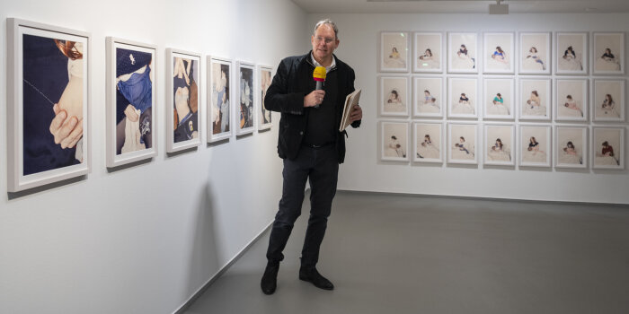 Kurator Ingo Taubhorn zum Pressegespräch anlässlich der Ausstellungseröffnung im November 2022 Foto: © Stadtverwaltung Erfurt / Dirk Urban
