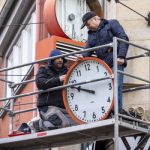 Gemeinsam mit Christian Garamvögli (links) von der Firma Beck brachte Gerhard Schneider (rechts) vergangene Woche das Uhrwerk wieder in Schwung. Foto: © Stadtverwaltung Erfurt