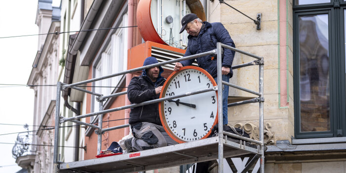 Gemeinsam mit Christian Garamvögli (links) von der Firma Beck brachte Gerhard Schneider (rechts) vergangene Woche das Uhrwerk wieder in Schwung. Foto: © Stadtverwaltung Erfurt